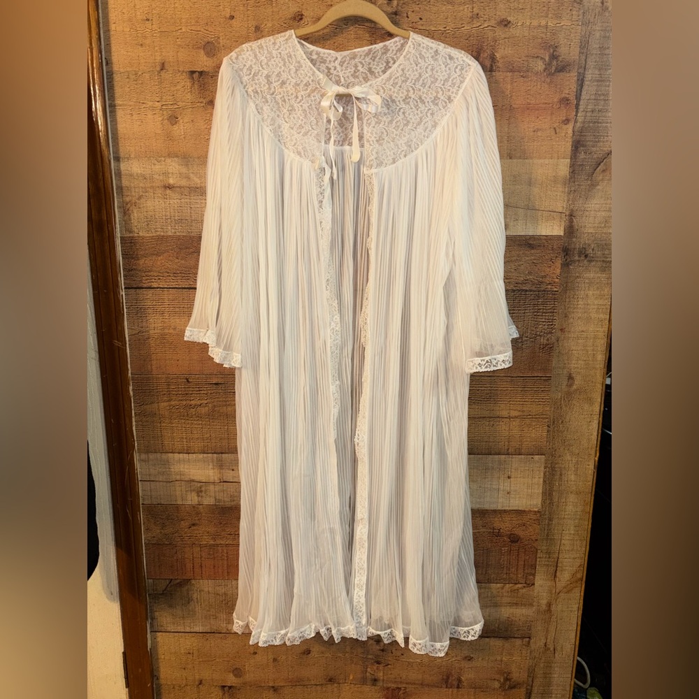 Vintage Eloquence White Pleated Lingerie Robe